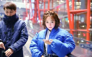 杨蓉休闲装机场可爱俏皮写真图片_3