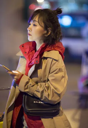 杨蓉机场风衣性感气质写真图片_2