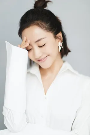 杨蓉最新白衬衫清新优雅写真高清图片_2