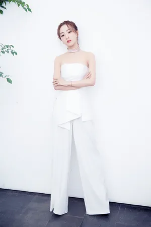 杨蓉白色套装性感迷人图片_1