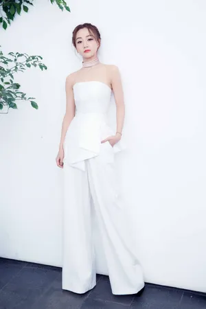 杨蓉白色套装性感迷人图片_2