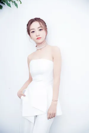 杨蓉白色套装性感迷人图片_3