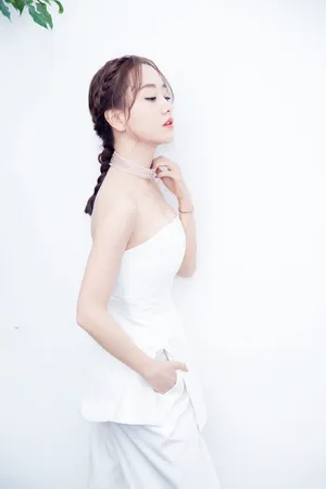 杨蓉白色套装性感迷人图片_5