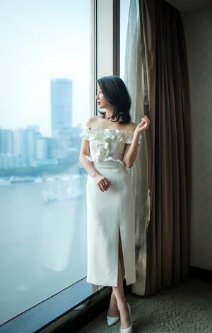 殷桃清丽脱俗白裙活动图片_3