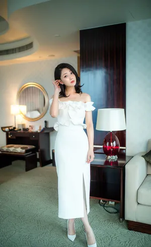 殷桃清丽脱俗白裙活动图片_7