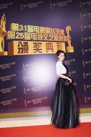 殷桃黑白礼服优雅性感写真图片_1