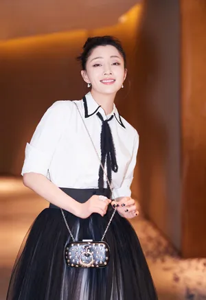 殷桃黑白礼服优雅性感写真图片_3