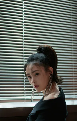 张天爱性感露肩灵动写真图片