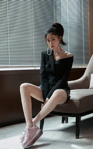 张天爱性感露肩灵动写真图片_3