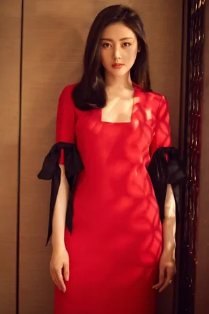 张天爱红裙优雅冷艳活动写真图片_1