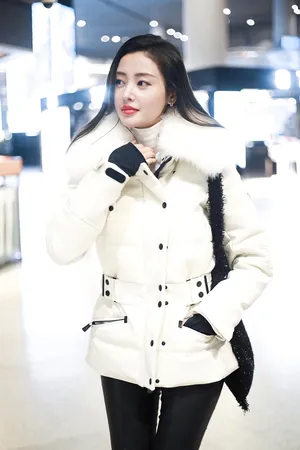张天爱白衣红唇美艳动人写真图片_1
