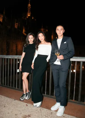 张天爱时尚简约街拍写真随性优雅_2
