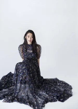 人气女演员张天爱最新时尚杂志写真图片