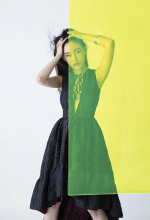人气女演员张天爱最新时尚杂志写真图片_3
