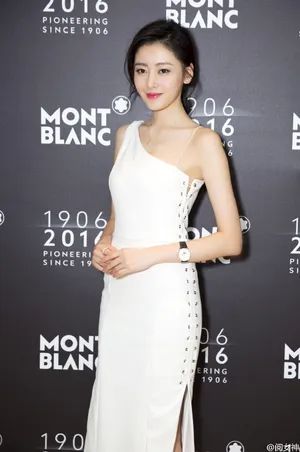 完美女神张天爱裸肩白裙气质优雅图片