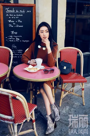 张天爱登上《瑞丽》年终封面画风唯美绝美大片_2