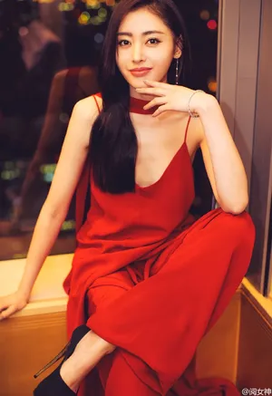 张天爱图片：一袭红色低胸装性感诱惑迷人_2