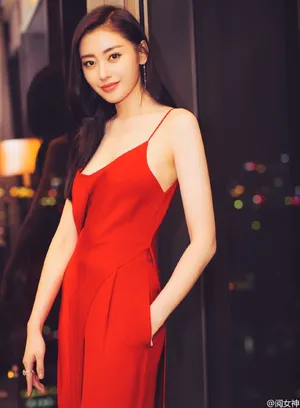 张天爱图片：一袭红色低胸装性感诱惑迷人_3