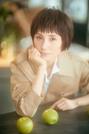 袁泉优雅知性梦幻光影写真图片_3