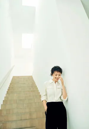 袁泉素净优雅白色系时尚杂志封面大片_1