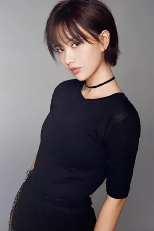 梁缘短发干练迷人写真图片