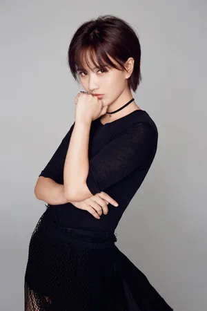 梁缘短发干练迷人写真图片_2
