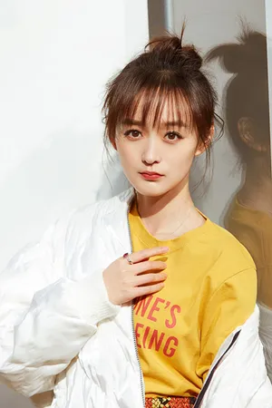 何泓姗丸子头甜美秋冬写真图片_1
