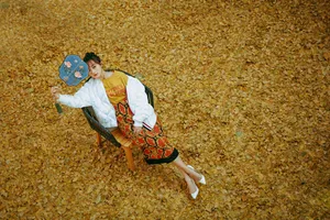 何泓姗丸子头甜美秋冬写真图片_1
