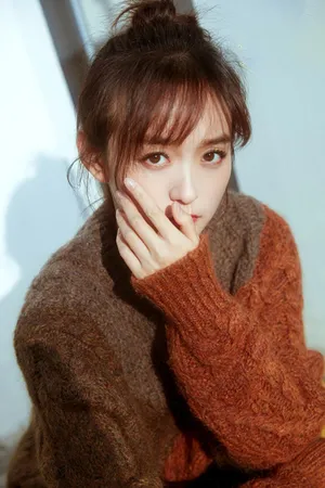 何泓姗丸子头甜美秋冬写真图片_2