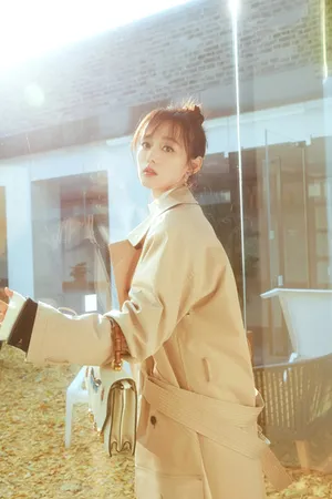 何泓姗丸子头甜美秋冬写真图片_4