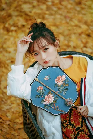 何泓姗丸子头甜美秋冬写真图片_5