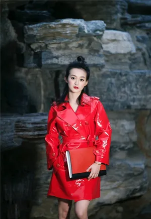 何泓姗时尚美艳街拍图片_4