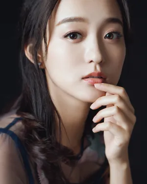 何泓姗极简风格唯美写真图片_3