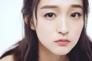 何泓姗极简风格唯美写真图片_5