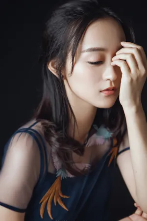 何泓姗极简风格唯美写真图片_6