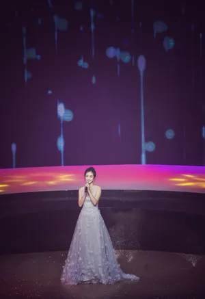 何泓姗唯美梦幻舞台图片