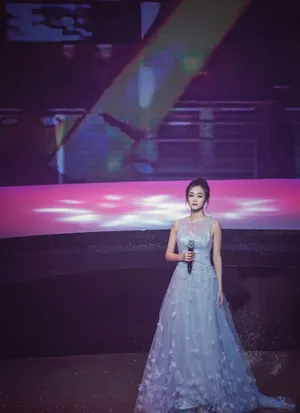 何泓姗唯美梦幻舞台图片_3