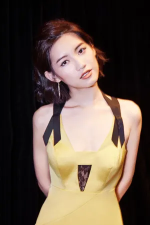 苏青银杏黄裙娇俏写真图片
