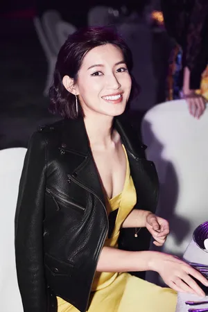 苏青银杏黄裙娇俏写真图片_3