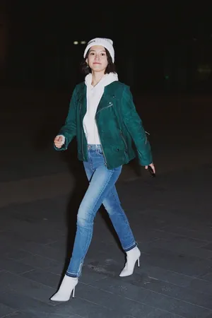 苏青夜晚酒店外出街拍写真图片