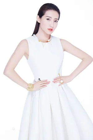 气质美女苏青白色系珠宝写真图片