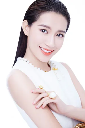 气质美女苏青白色系珠宝写真图片_2