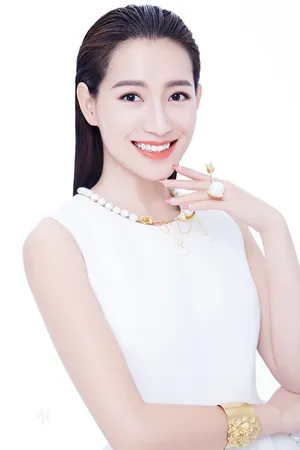 气质美女苏青白色系珠宝写真图片_3