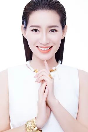 气质美女苏青白色系珠宝写真图片_4