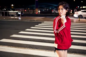 演员苏青性感美腿街拍写真图片_4