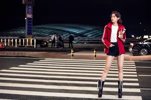 演员苏青性感美腿街拍写真图片_5