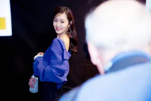 宋轶深V露肩装性感优雅写真图片