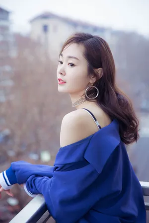 宋轶深V露肩装性感优雅写真图片_2