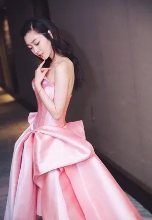 宋轶性感粉色长裙甜美写真图片_2