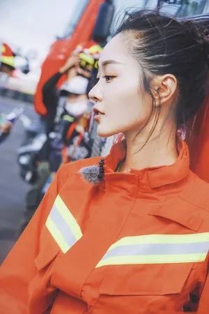 宋轶消防制服写真图片：最美侧颜杀